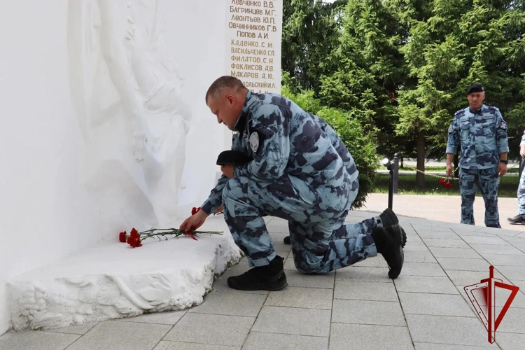 В день ветеранов боевых действий сотрудники спецподразделений столичного главка Росгвардии приняли участие в памятных возложениях
