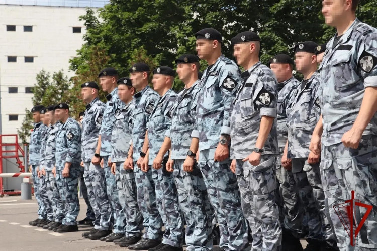 В день ветеранов боевых действий сотрудники спецподразделений столичного главка Росгвардии приняли участие в памятных возложениях