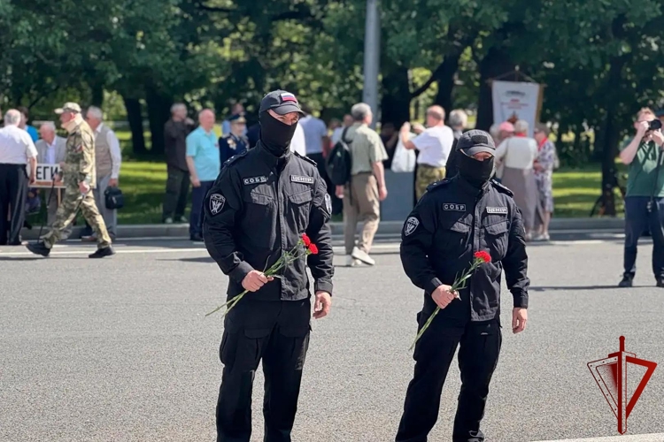 В день ветеранов боевых действий сотрудники спецподразделений столичного главка Росгвардии приняли участие в памятных возложениях