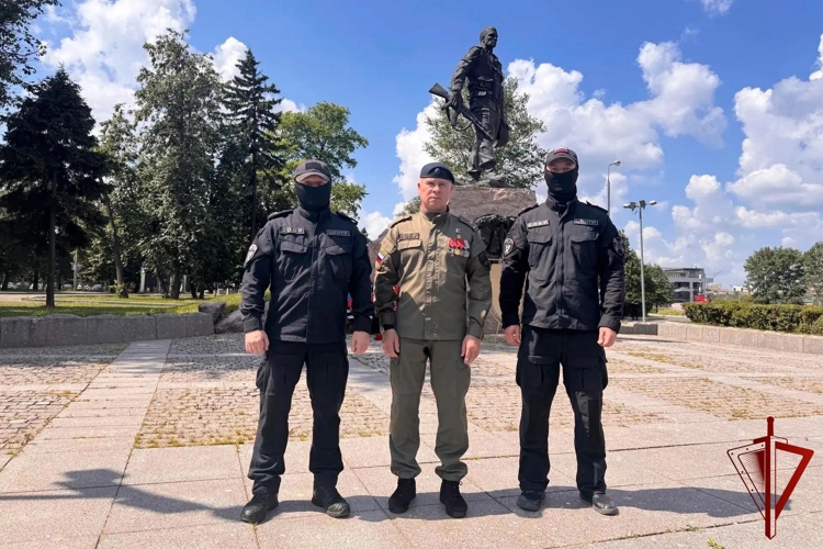 В день ветеранов боевых действий сотрудники спецподразделений столичного главка Росгвардии приняли участие в памятных возложениях