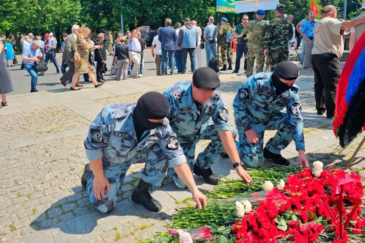 В день ветеранов боевых действий сотрудники спецподразделений столичного главка Росгвардии приняли участие в памятных возложениях