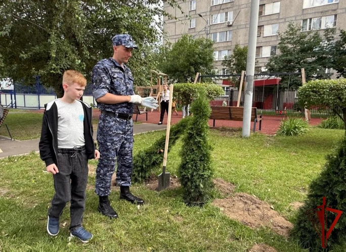 В день семьи, любви и верности столичные росгвардейцы навестили воспитанников подшефного семейного центра