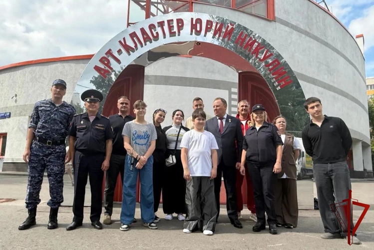 В день семьи, любви и верности столичные росгвардейцы навестили воспитанников подшефного семейного центра