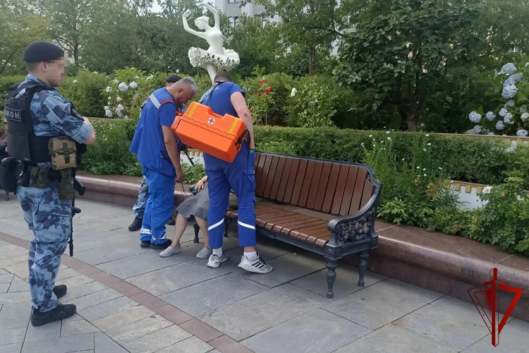 Сотрудники спецподразделения столичного главка Росгвардии оказали помощь женщине (видео)