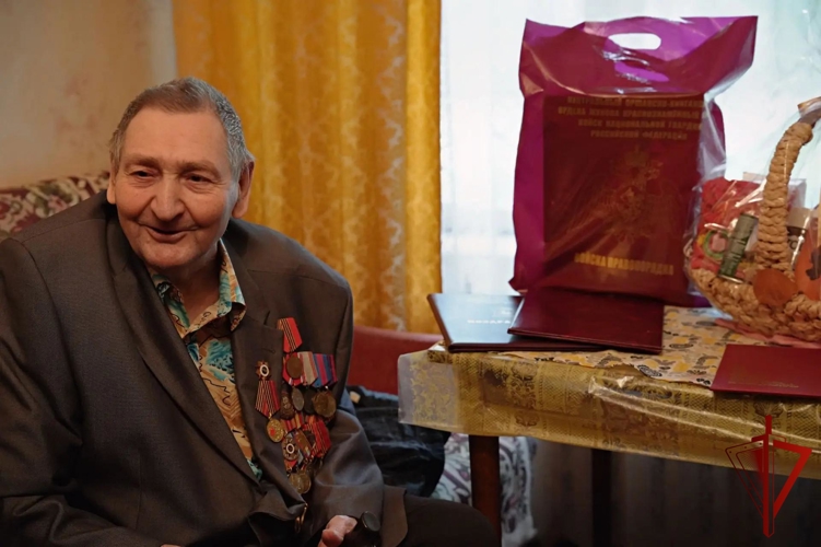 В Москве сотрудники Росгвардии поздравили ветерана с 96-летием (видео)