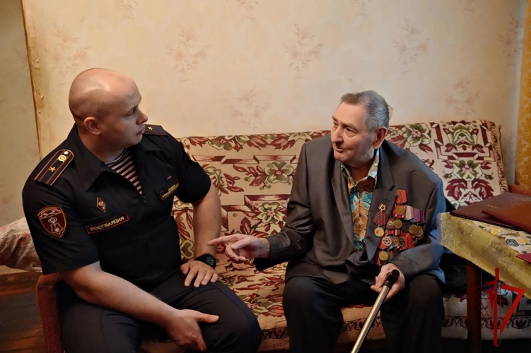 В Москве сотрудники Росгвардии поздравили ветерана с 96-летием (видео)