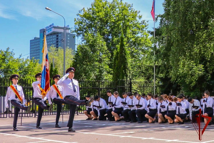 Офицер столичного главка Росгвардии поздравил выпускников подшефного колледжа с окончанием обучения 