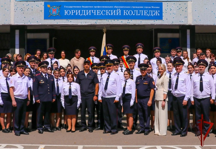 Офицер столичного главка Росгвардии поздравил выпускников подшефного колледжа с окончанием обучения 