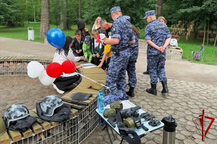 Столичные росгвардейцы провели профориентационное мероприятие с молодёжью в Пушкино