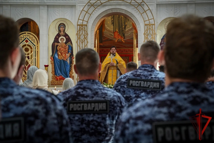 Столичные росгвардейцы почтили память ветеранов боевых действий в храме святого князя Владимира (видео)