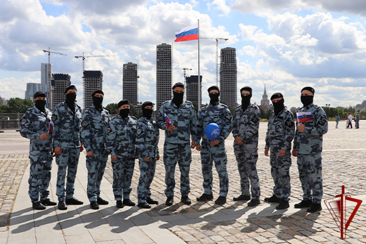 Сотрудники ОМОН «Авангард» поздравили москвичей с Днем флага на Поклонной горе (видео)