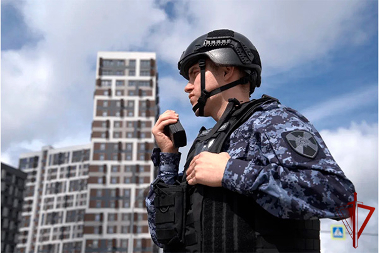 В центре столицы росгвардейцы задержали мужчину, пытавшегося проникнуть на охраняемый объект через крышу (Видео)