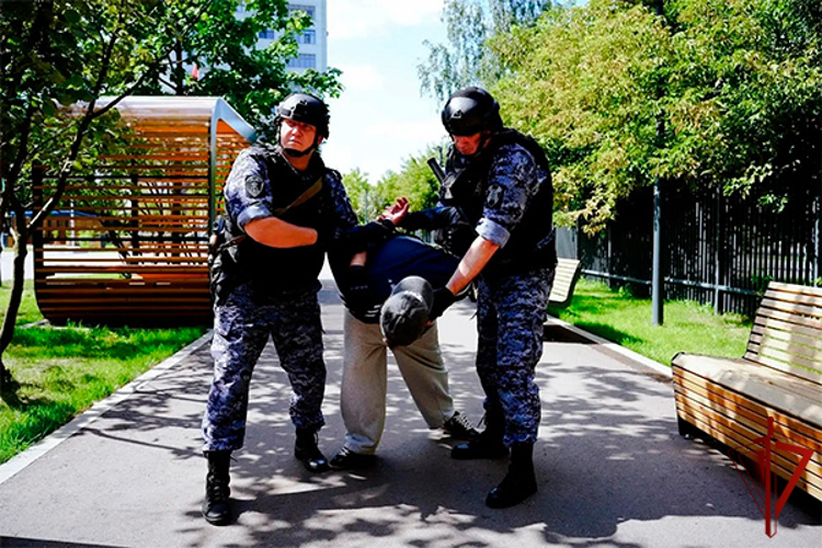 Московские росгвардейцы провели тактико-специальные занятия на охраняемом объекте (видео)
