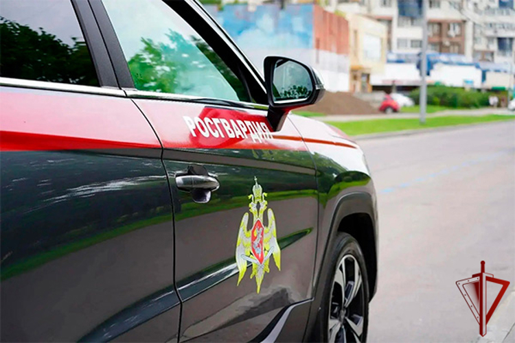 В Москве росгвардейцы оказали помощь мужчине, попавшему под трамвай (видео)