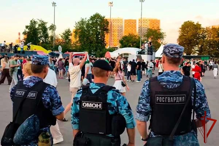 Московские росгвардейцы обеспечили безопасность проведения футбольного матча Кубка России (Видео)