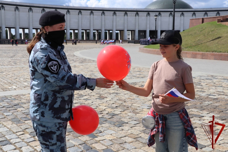 Сотрудники ОМОН «Авангард» поздравили москвичей с Днем флага на Поклонной горе (видео)