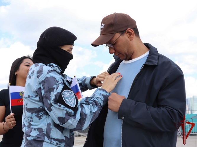 Сотрудники ОМОН «Авангард» поздравили москвичей с Днем флага на Поклонной горе (видео)