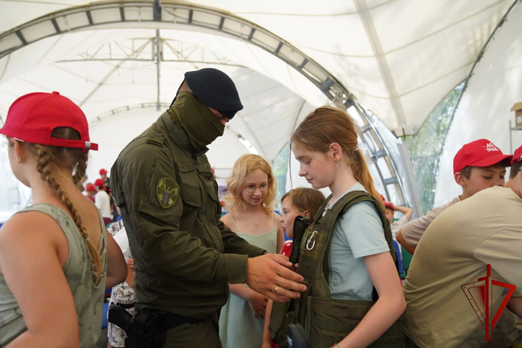 Столичные росгвардейцы провели патриотическое занятие для детей на Поклонной горе (Видео)