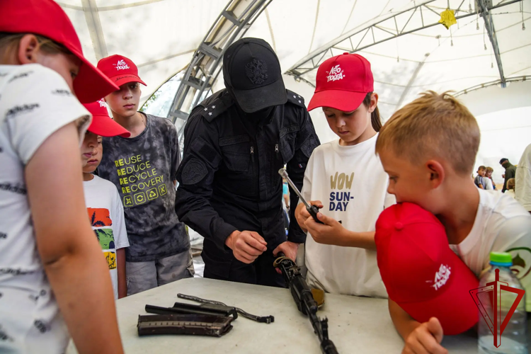 Столичные росгвардейцы провели патриотическое занятие для детей на Поклонной горе (Видео)
