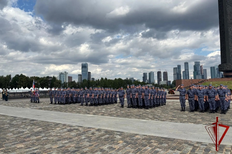 В Москве прошёл выпуск более 130 сотрудников вневедомственной охраны Росгвардии (видео)