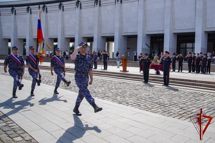 В Москве прошёл выпуск более 130 сотрудников вневедомственной охраны Росгвардии (видео)