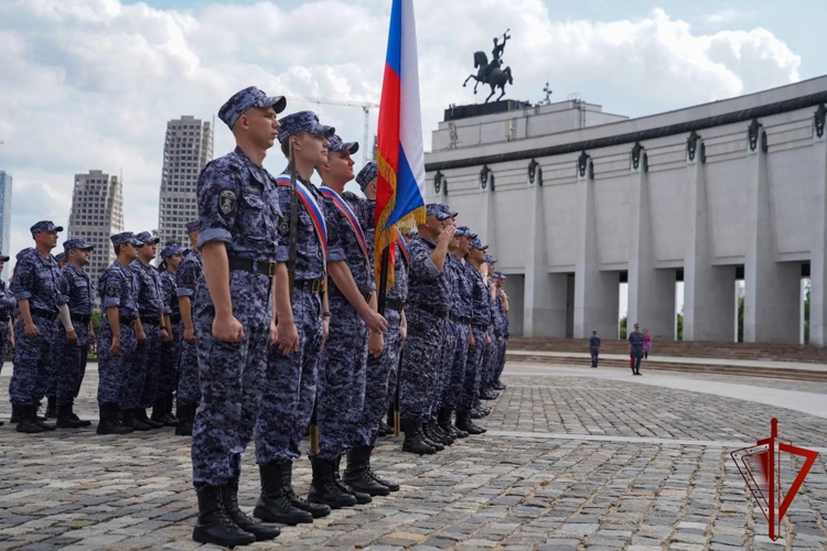 В Москве прошёл выпуск более 130 сотрудников вневедомственной охраны Росгвардии (видео)