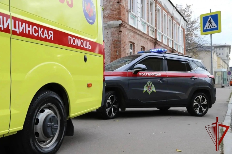 Сотрудники вневедомственнной охраны оперативно оказали помощь гражданам в разных районах Москвы (видео)