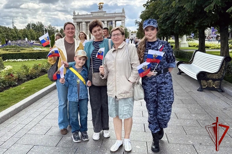 В Москве росгвардейцы провели традиционную акцию, посвященную Дню Государственного флага Российской Федерации 