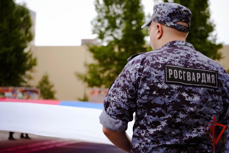 Более 200 московских росгвардейцев развернули российский триколор в честь государственного праздника