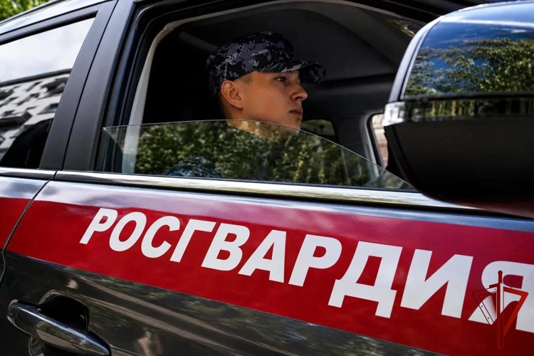 Столичные росгвардейцы задержали мужчину, заказавшего в больницу наркотики через интернет (видео)