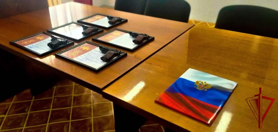 В Москве в подразделениях Управления вневедомственной охраны Росгвардии вручили табельное оружие новым сотрудникам