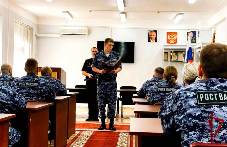 В Москве в подразделениях Управления вневедомственной охраны Росгвардии вручили табельное оружие новым сотрудникам