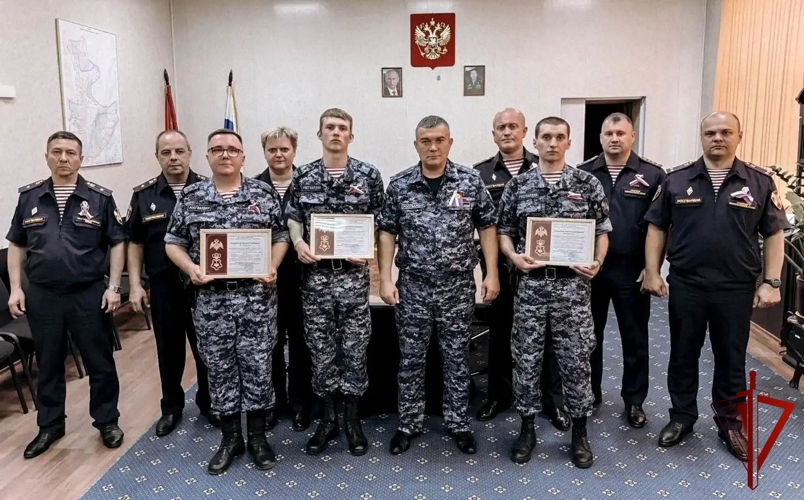 В Москве в подразделениях Управления вневедомственной охраны Росгвардии вручили табельное оружие новым сотрудникам