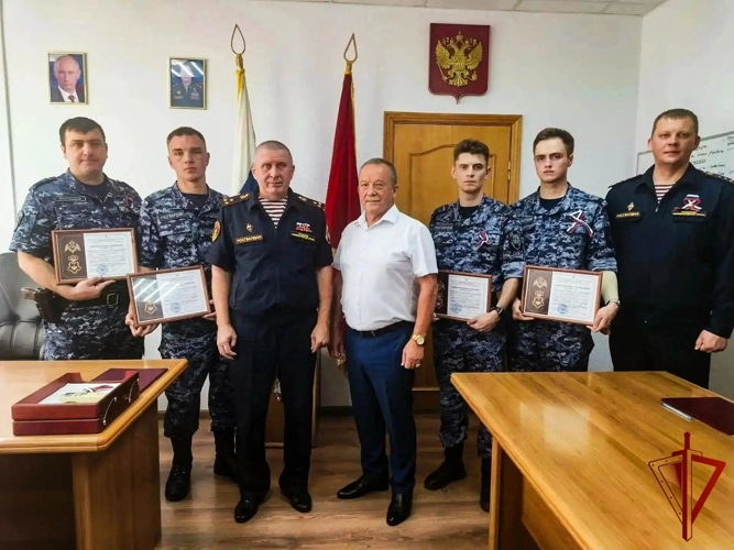 В Москве в подразделениях Управления вневедомственной охраны Росгвардии вручили табельное оружие новым сотрудникам