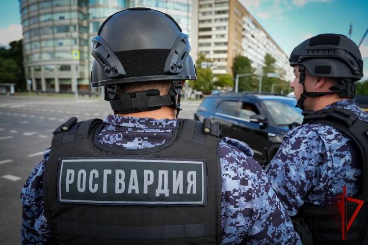 Московские росгвардейцы задержали мужчину, подозреваемого в незаконном обороте наркотиков (видео)