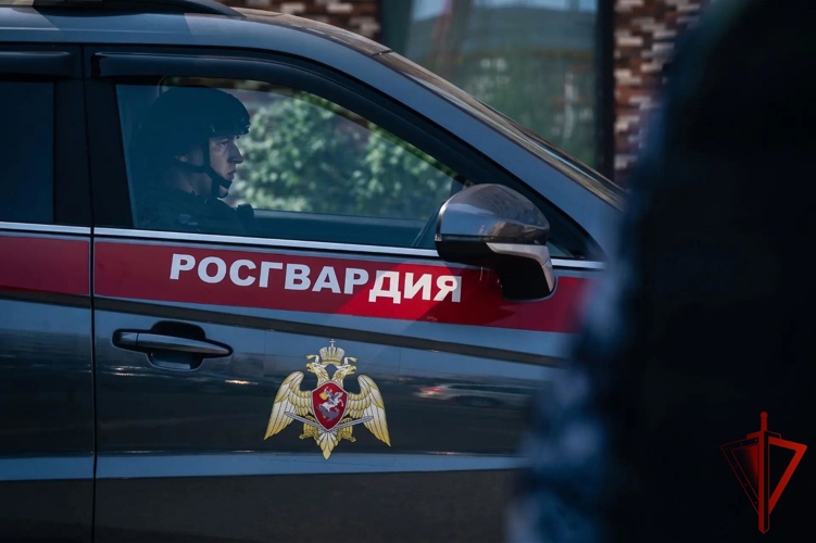 Московские росгвардейцы задержали гражданку, совершившую серию краж из супермаркета (видео)