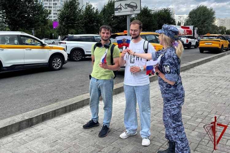В Москве росгвардейцы провели традиционную акцию, посвященную Дню Государственного флага Российской Федерации 