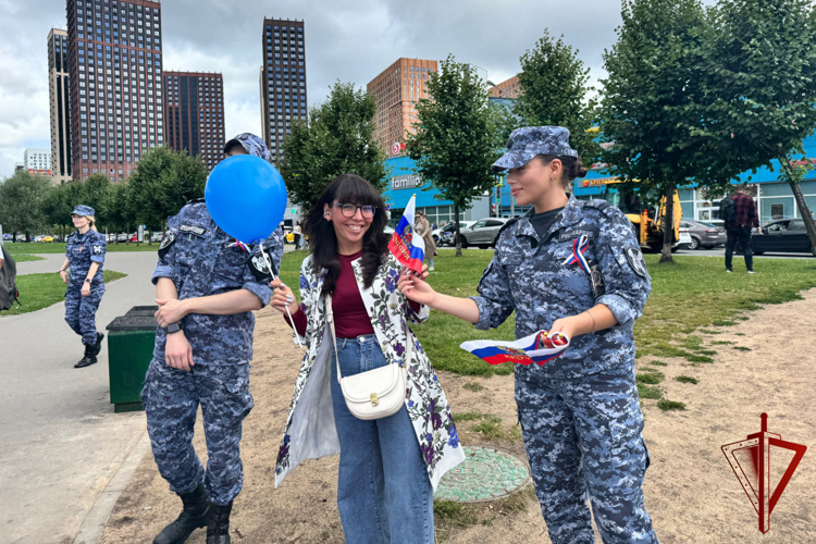 В Москве росгвардейцы провели традиционную акцию, посвященную Дню Государственного флага Российской Федерации 