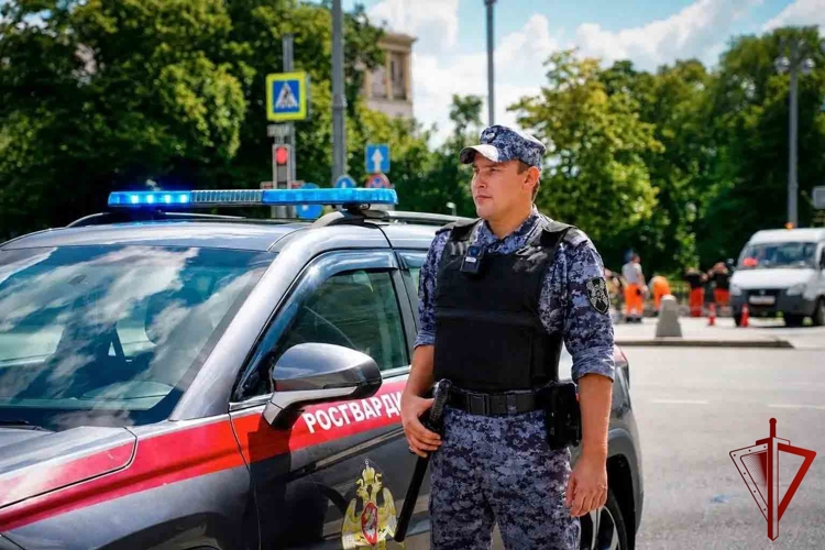 Столичные росгвардейцы вернули матери ребёнка, потерявшегося в парке (видео)
