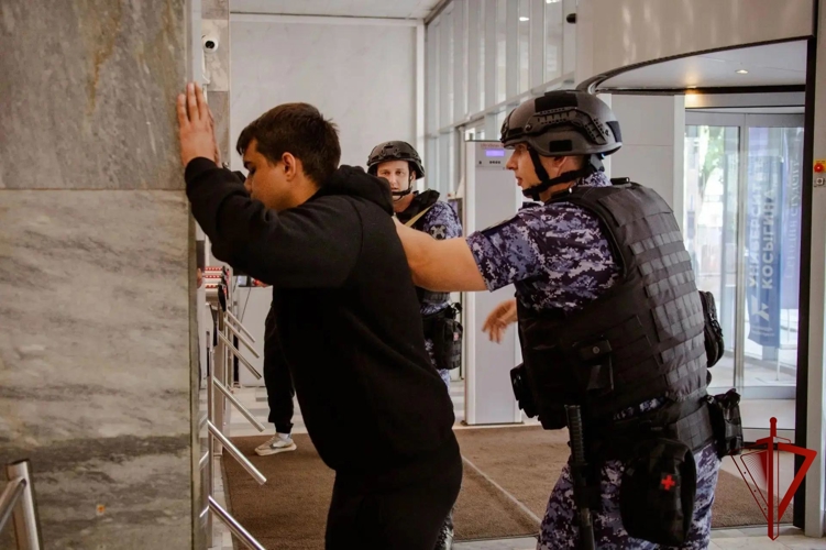 Тактическую тренировку провели московские росгвардейцы на базе ВУЗа (видео)