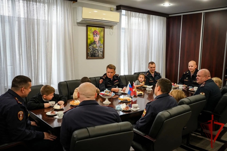 Начальник Управления вневедомственной охраны столичного главка Росгвардии поздравил детей сотрудников с Днём Знаний (видео)