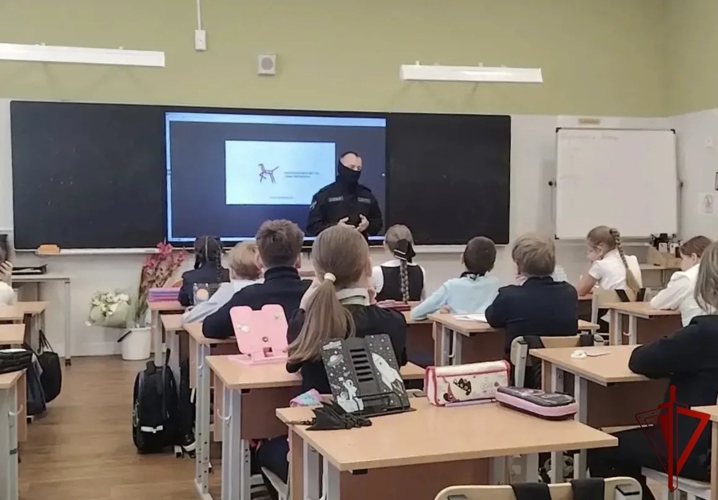 Столичные спецназовцы провели урок мужества для школьников