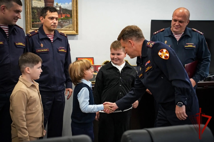 Начальник Управления вневедомственной охраны столичного главка Росгвардии поздравил детей сотрудников с Днём Знаний (видео)