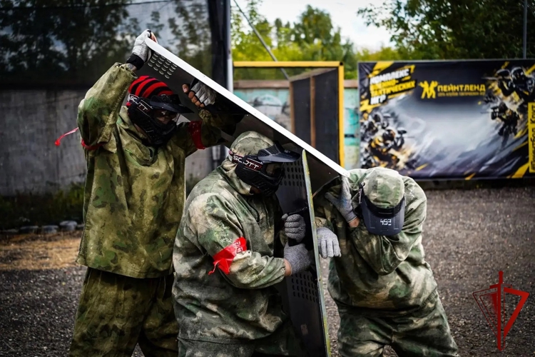 Московские росгвардейцы провели пейнтбольный турнир в День военно-политического работника (видео)