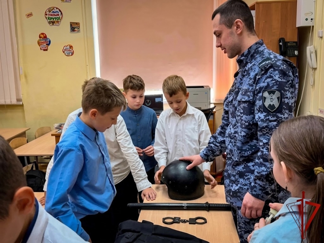 Столичные росгвардейцы провели уроки безопасности в школах Москвы и Подмосковья 