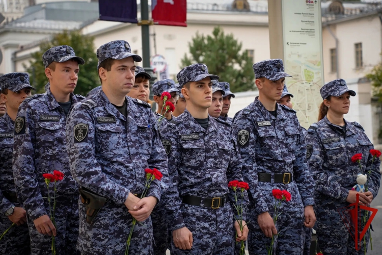 В День солидарности в борьбе с терроризмом столичные росгвардейцы провели памятное мероприятие, посвященное трагическим событиям в Беслане (видео)