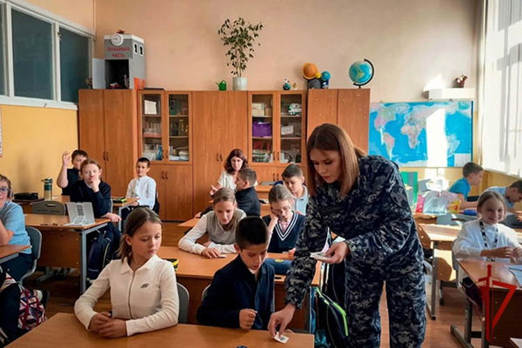 Столичные росгвардейцы провели уроки безопасности в школах Москвы и Подмосковья 