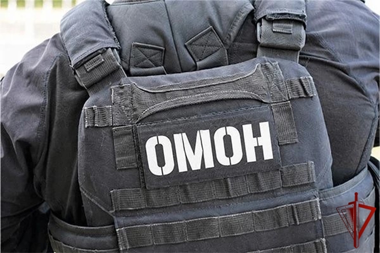 Сотрудники спецподразделения столичного главка Росгвардии задержали мужчину с крупной партией наркотиков в центре Москвы (видео)