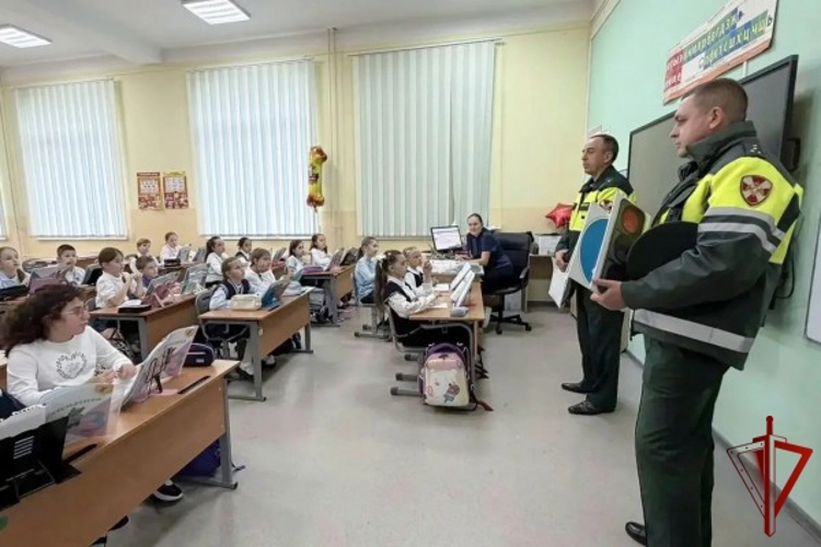 Столичные росгвардейцы провели урок с московскими школьниками, посвящённый безопасности на дороге