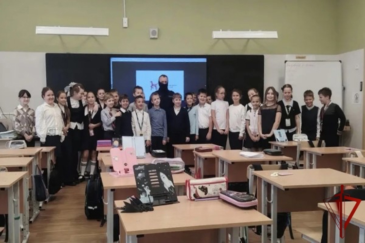 Столичные спецназовцы провели урок мужества для школьников